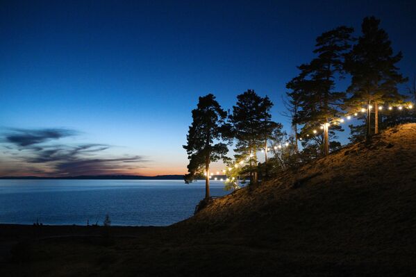 منظر جميل لبحيرة "بايكال" في الليل - سبوتنيك عربي