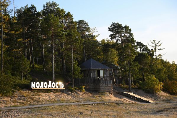 مركز "مولودوست بايكال" الترفيهي بالقرب من قرية توركا على ضفاف بحيرة "بايكال" - سبوتنيك عربي