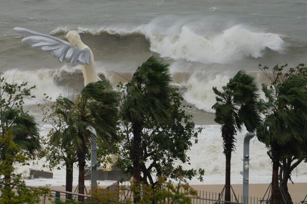 الأمواج تصطدم بالشاطئ قرب تمثال ضخم في شنتشن بمقاطعة قوانغدونغ جنوب الصين. - سبوتنيك عربي