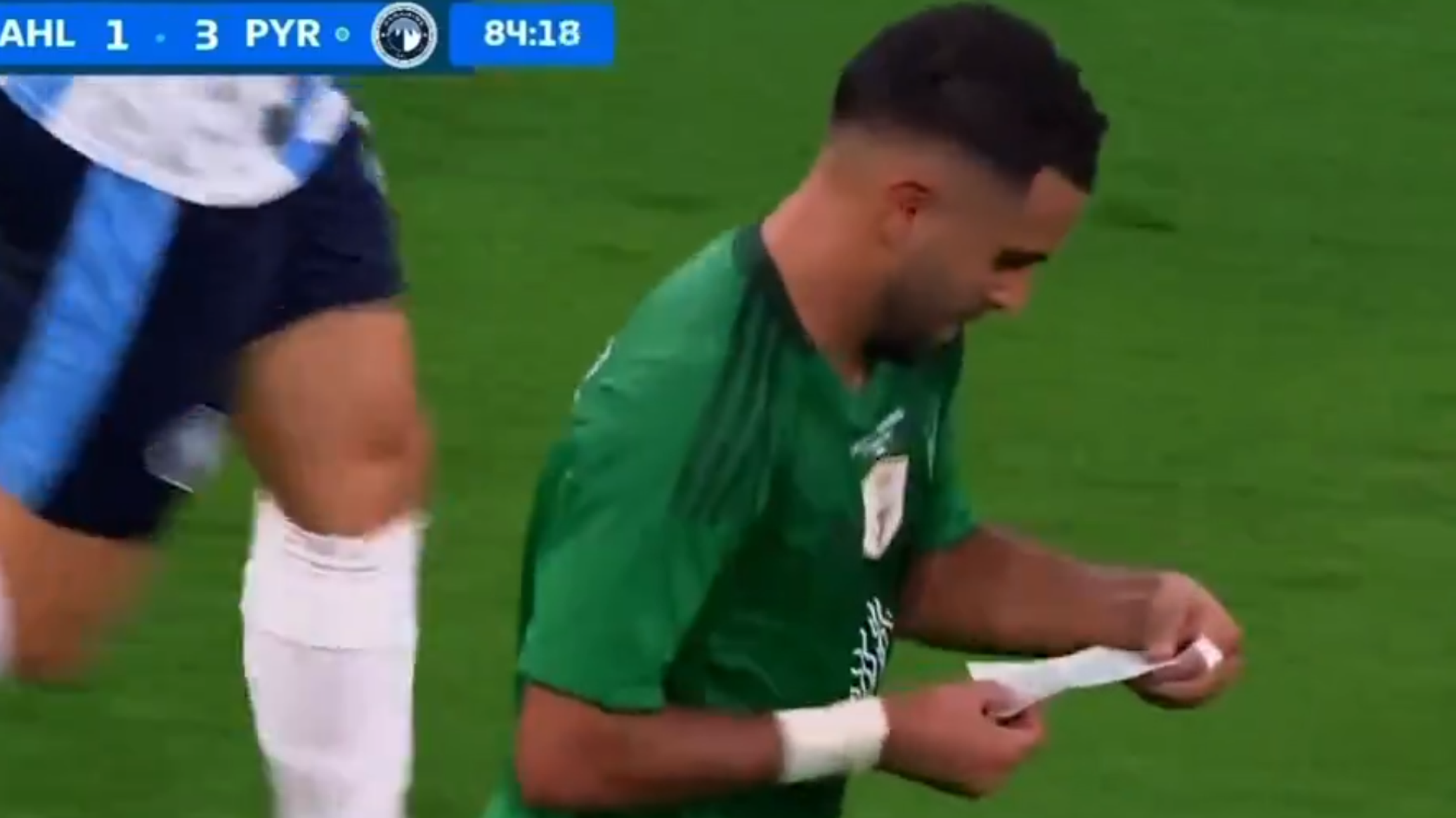 "خطة سرية"... جدل بسبب ورقة بيد رياض محرز... فيديو