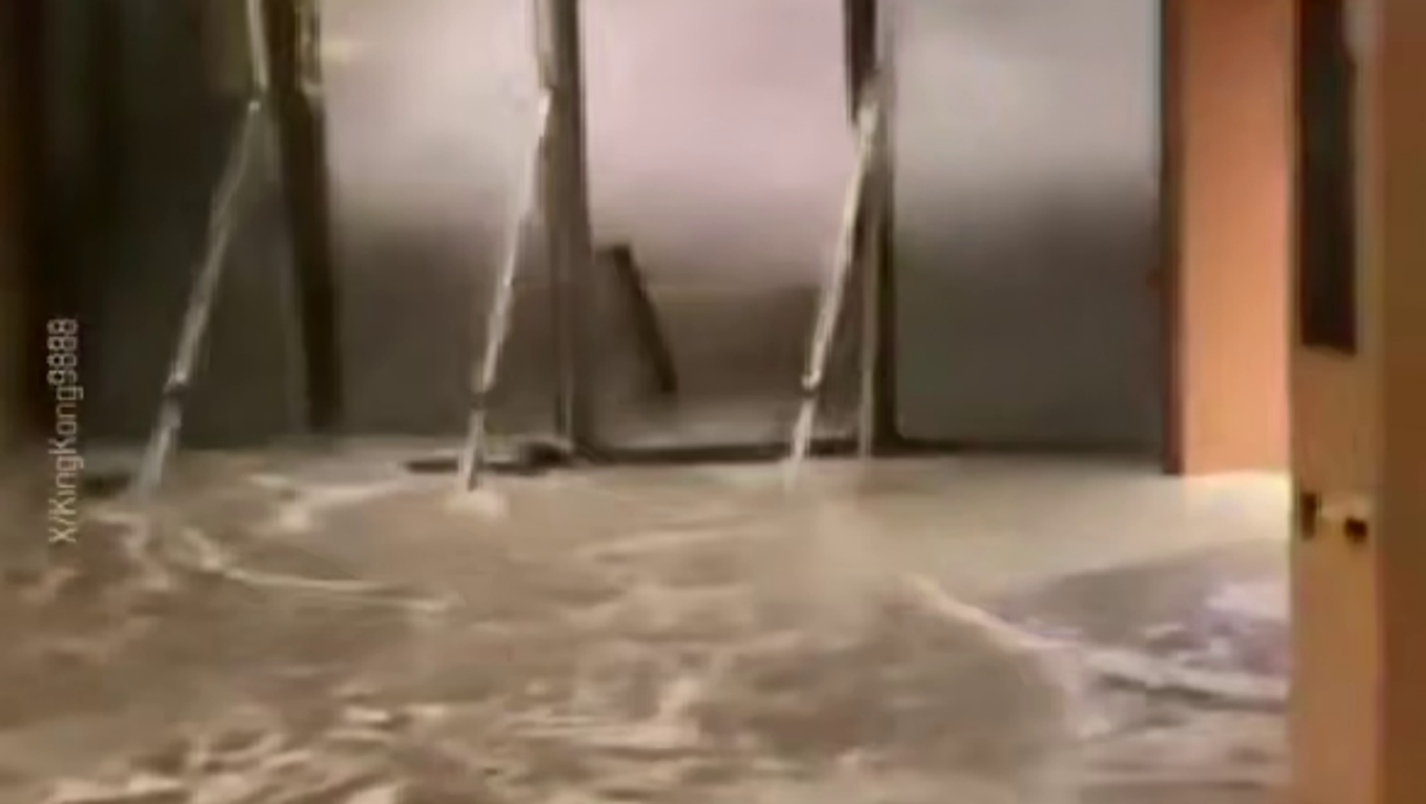 سيل جارف يجتاح فندقا ويحطم الزجاج في هونغ كونغ... فيديو