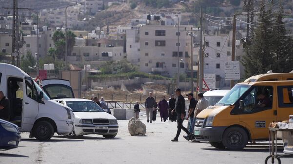 البوابات الحديدية المنتشرة في الضفة الغربية تفرض واقعا جديدا على حياة الفلسطينيين   - سبوتنيك عربي