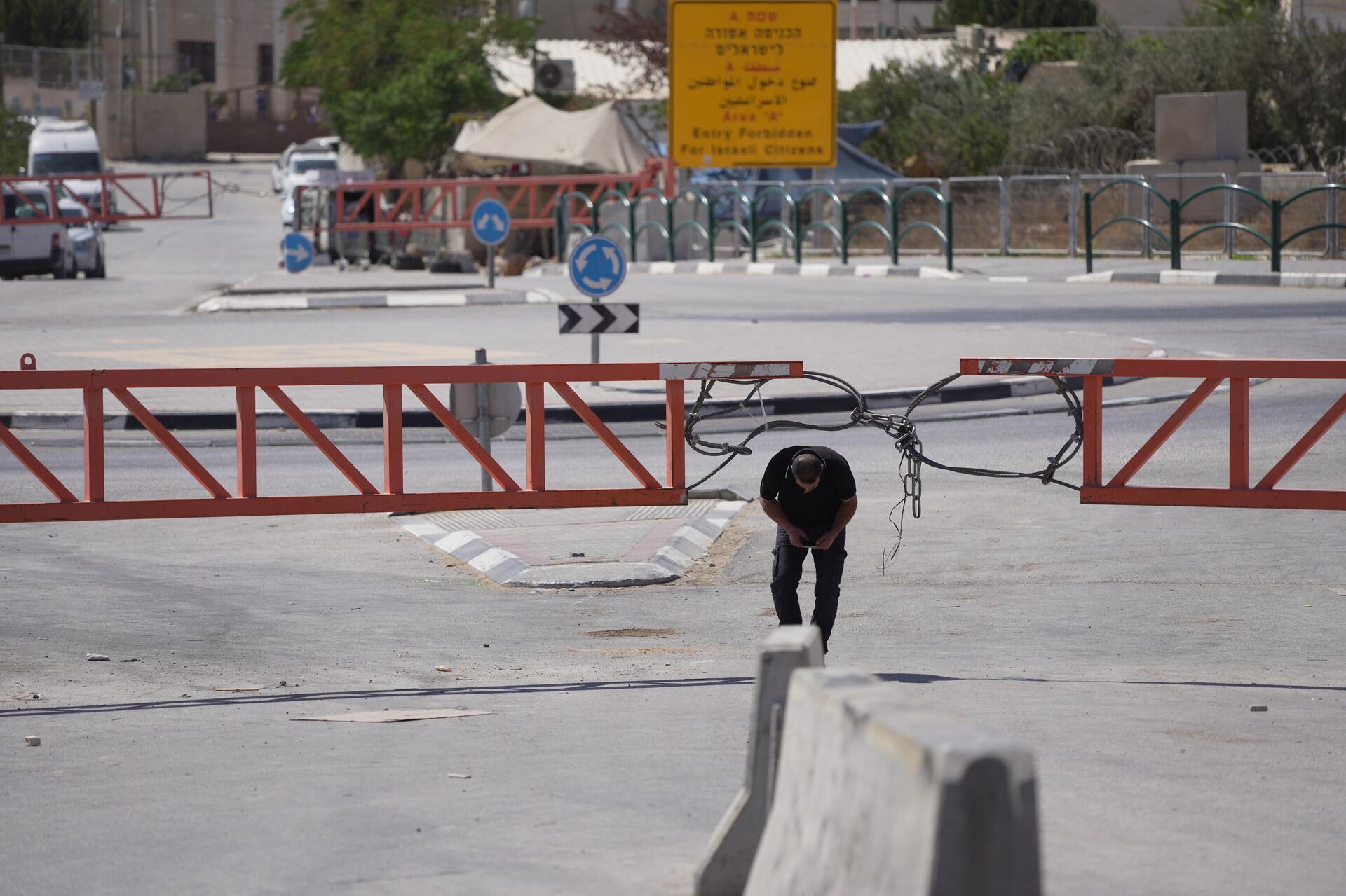 البوابات الحديدية المنتشرة في الضفة الغربية تفرض واقعا جديدا على حياة الفلسطينيين   - سبوتنيك عربي, 1920, 24.09.2025