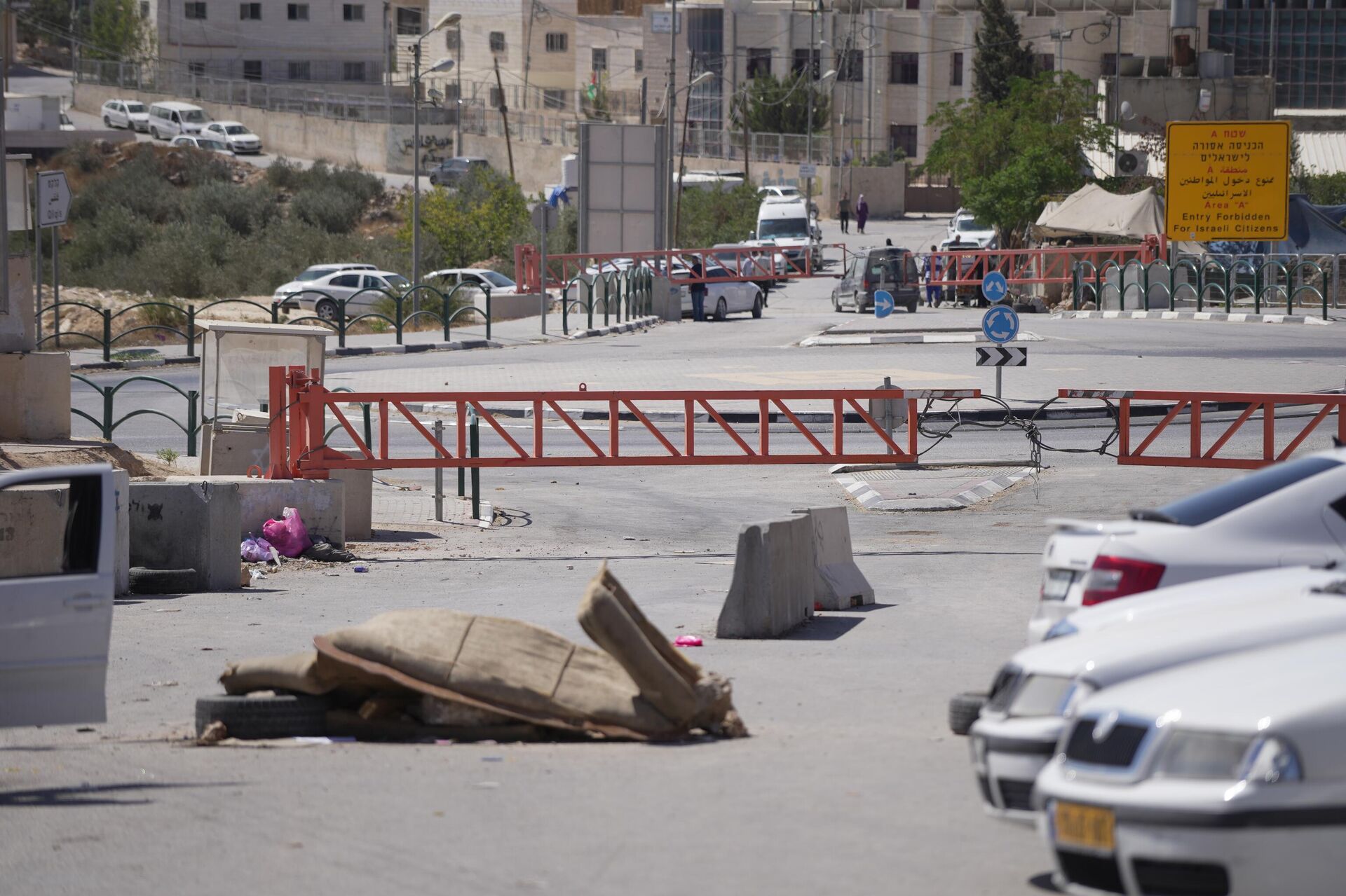البوابات الحديدية المنتشرة في الضفة الغربية تفرض واقعا جديدا على حياة الفلسطينيين   - سبوتنيك عربي, 1920, 24.09.2025