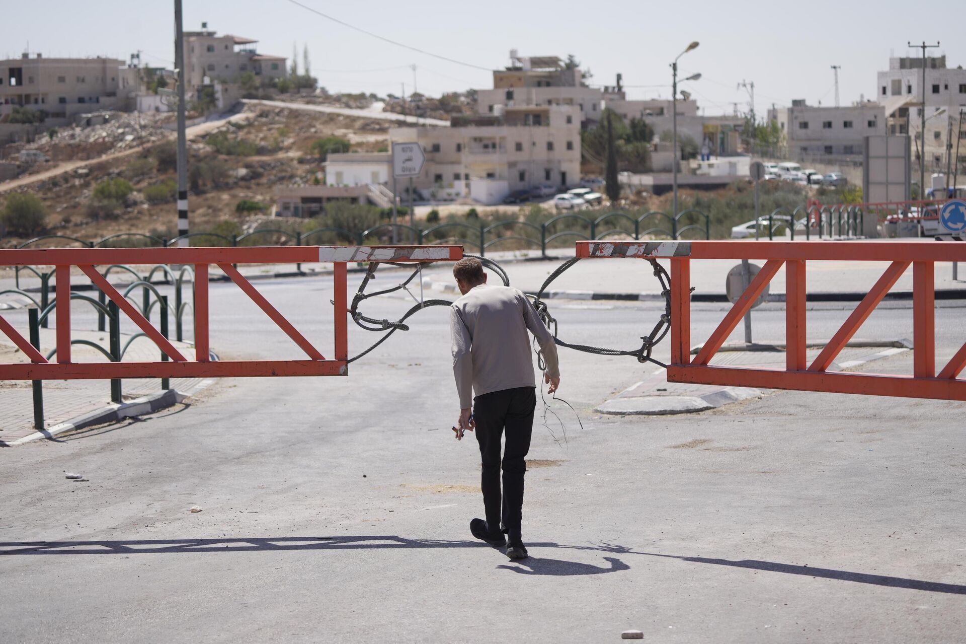 البوابات الحديدية المنتشرة في الضفة الغربية تفرض واقعا جديدا على حياة الفلسطينيين   - سبوتنيك عربي, 1920, 24.09.2025