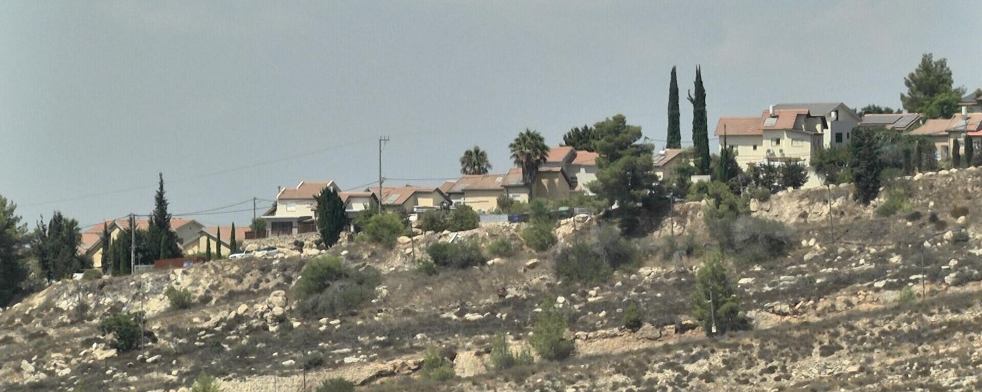 البوابات الحديدية المنتشرة في الضفة الغربية تفرض واقعا جديدا على حياة الفلسطينيين   - سبوتنيك عربي, 1920, 07.12.2025