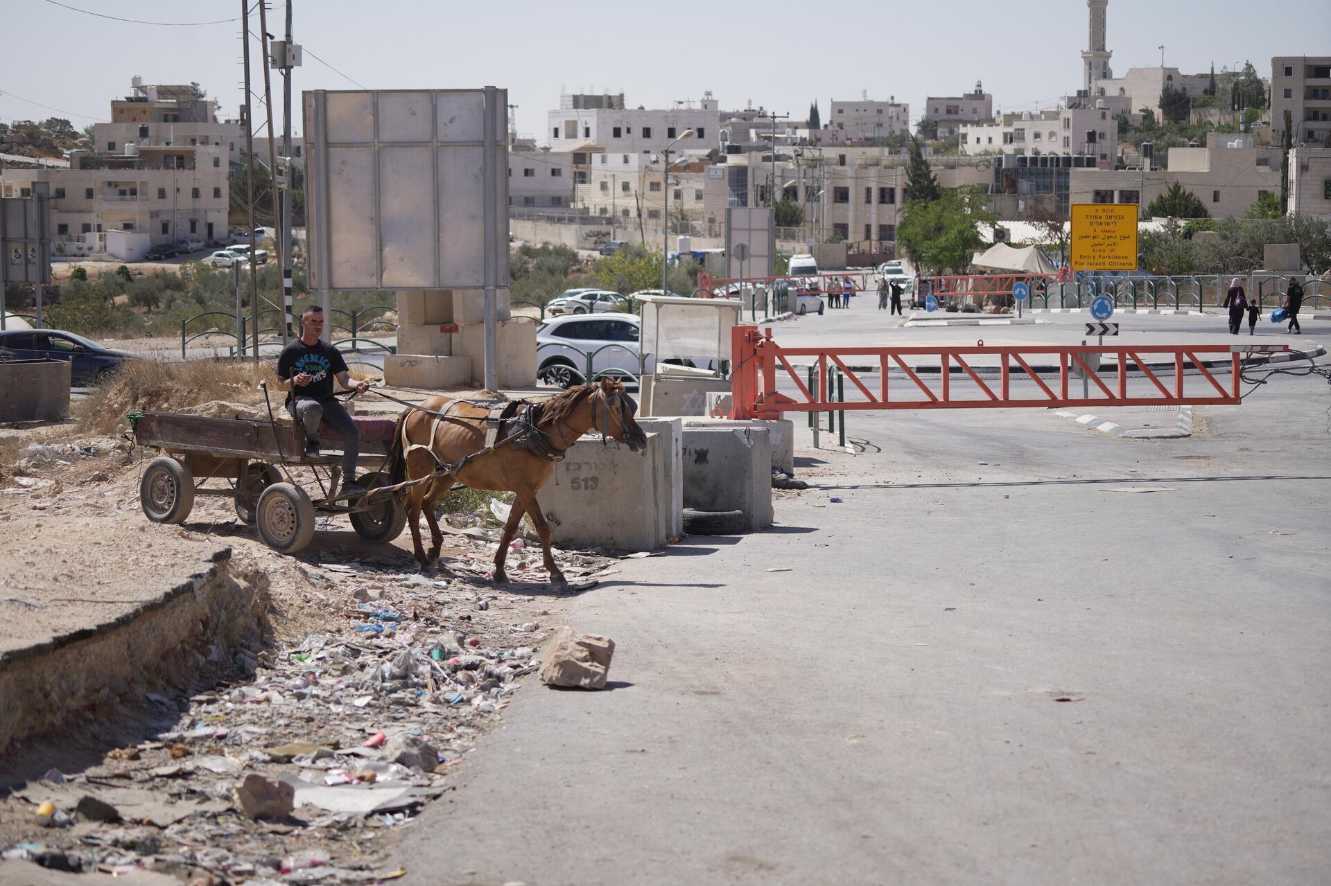 البوابات الحديدية المنتشرة في الضفة الغربية تفرض واقعا جديدا على حياة الفلسطينيين   - سبوتنيك عربي, 1920, 24.09.2025