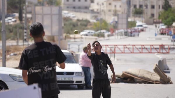 البوابات الحديدية المنتشرة في الضفة الغربية تفرض واقعا جديدا على حياة الفلسطينيين   - سبوتنيك عربي