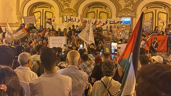  وقفة احتجاجية للتنديد باستهداف أسطول الصمود العالمي بتونس - سبوتنيك عربي