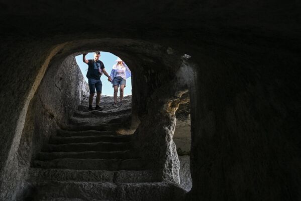سياح يستكشفون كهوف مدينة "إسكي كيرمن". - سبوتنيك عربي