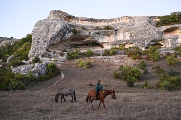 سياح يركبون الخيل في مدينة الكهوف "إسكي كيرمن" في شبه جزيرة القرم. - سبوتنيك عربي