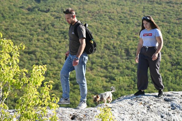 سياح في مدينة الكهوف "إسكي كيرمن" في شبه جزيرة القرم. - سبوتنيك عربي