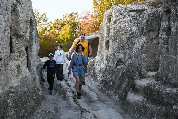 سياح يتجولون بين كهوف مدينة "إسكي كيرمن". - سبوتنيك عربي