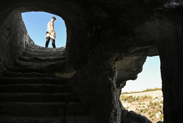 سائح يقف على مدخل أحد الكهوف في مدينة الكهوف "إسكي كيرمن".  - سبوتنيك عربي