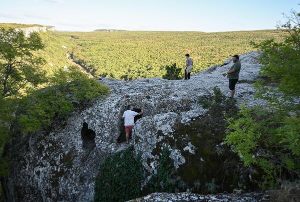 سياح يتسلقون الجبال في مدينة "إسكي كيرمن" في شبه جزيرة القرم. - سبوتنيك عربي