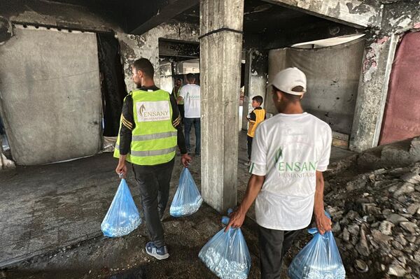 متطوعون يكافحون لتوزيع الطعام على النازحين في قطاع غزة في ظل استمرار المجاعة   - سبوتنيك عربي