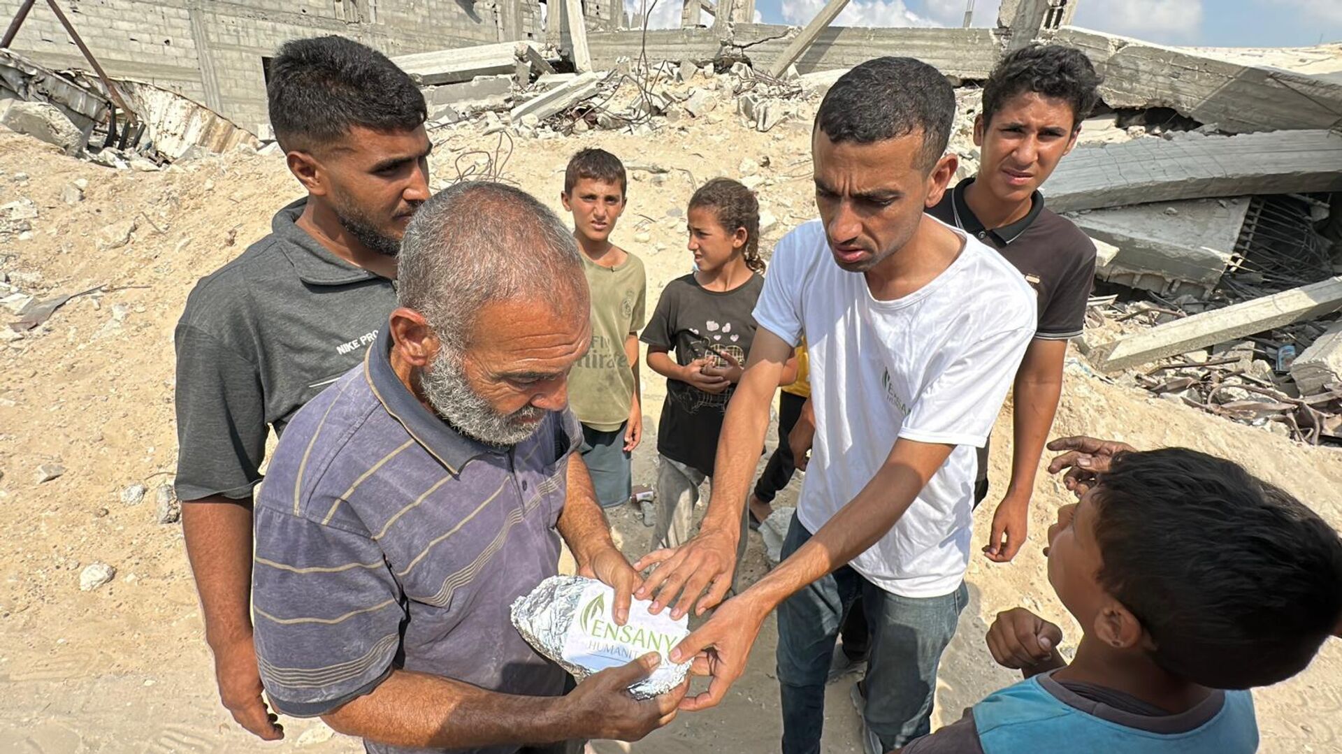 متطوعون يكافحون لتوزيع الطعام على النازحين في قطاع غزة في ظل استمرار المجاعة   - سبوتنيك عربي, 1920, 25.09.2025