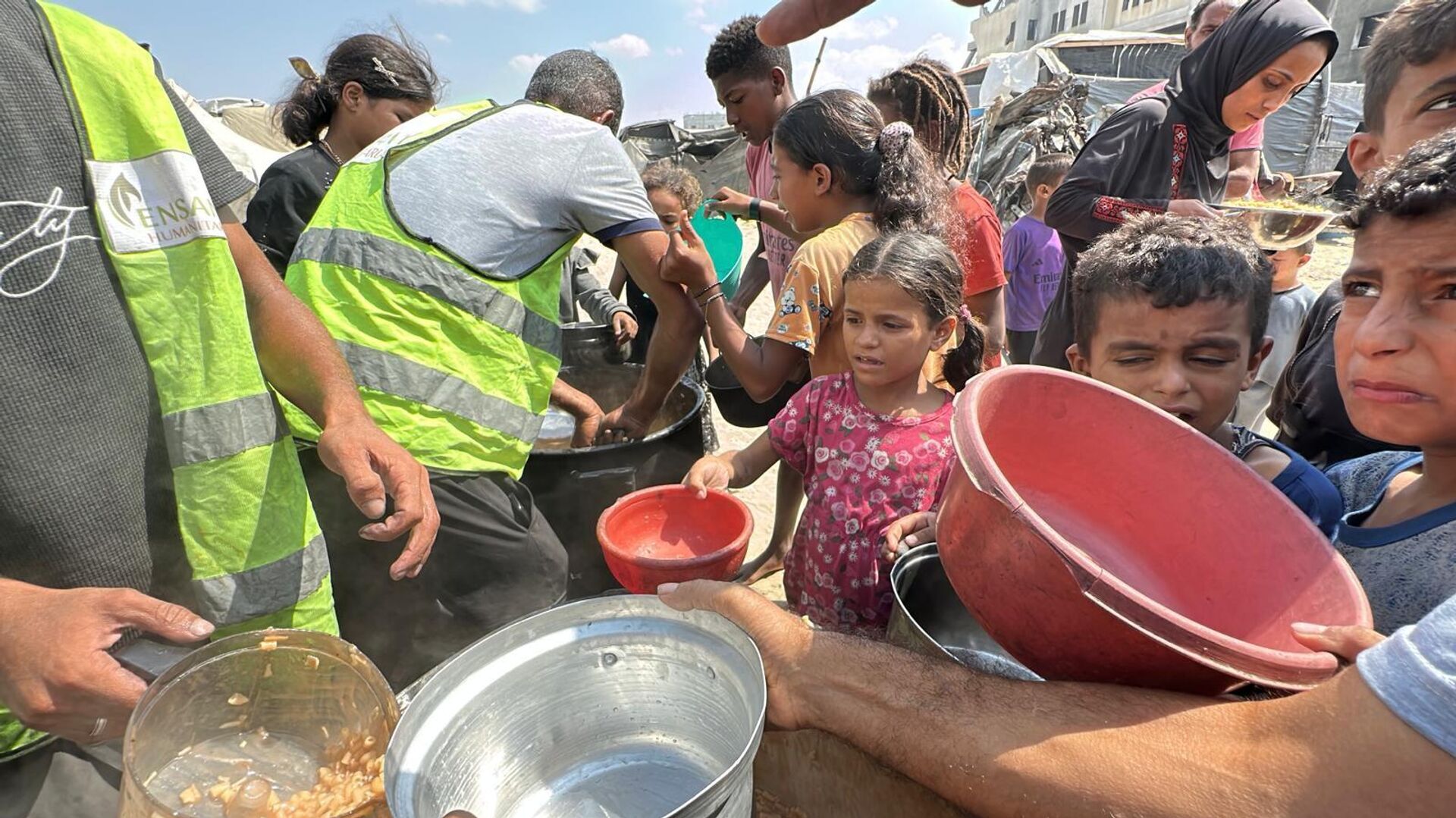 متطوعون يكافحون لتوزيع الطعام على النازحين في قطاع غزة في ظل استمرار المجاعة   - سبوتنيك عربي, 1920, 25.09.2025