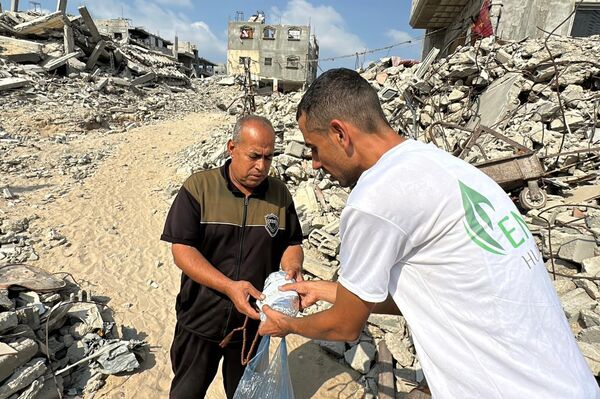 متطوعون يكافحون لتوزيع الطعام على النازحين في قطاع غزة في ظل استمرار المجاعة   - سبوتنيك عربي