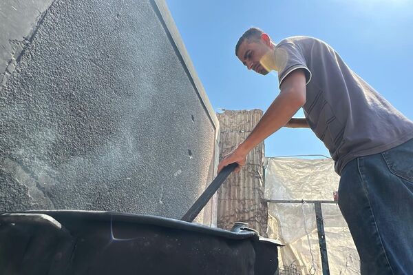 متطوعون يكافحون لتوزيع الطعام على النازحين في قطاع غزة في ظل استمرار المجاعة   - سبوتنيك عربي