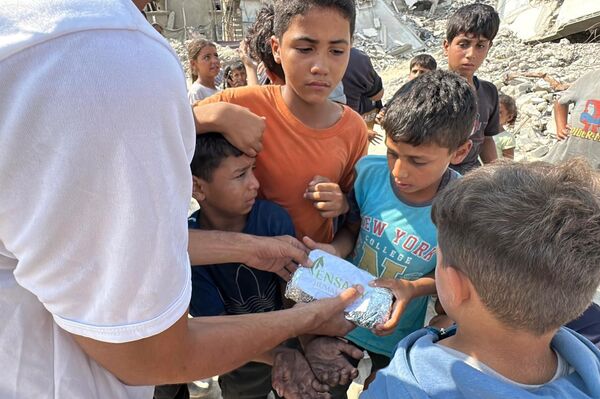 متطوعون يكافحون لتوزيع الطعام على النازحين في قطاع غزة في ظل استمرار المجاعة   - سبوتنيك عربي