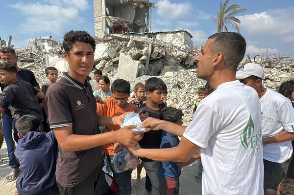 متطوعون يكافحون لتوزيع الطعام على النازحين في قطاع غزة في ظل استمرار المجاعة   - سبوتنيك عربي