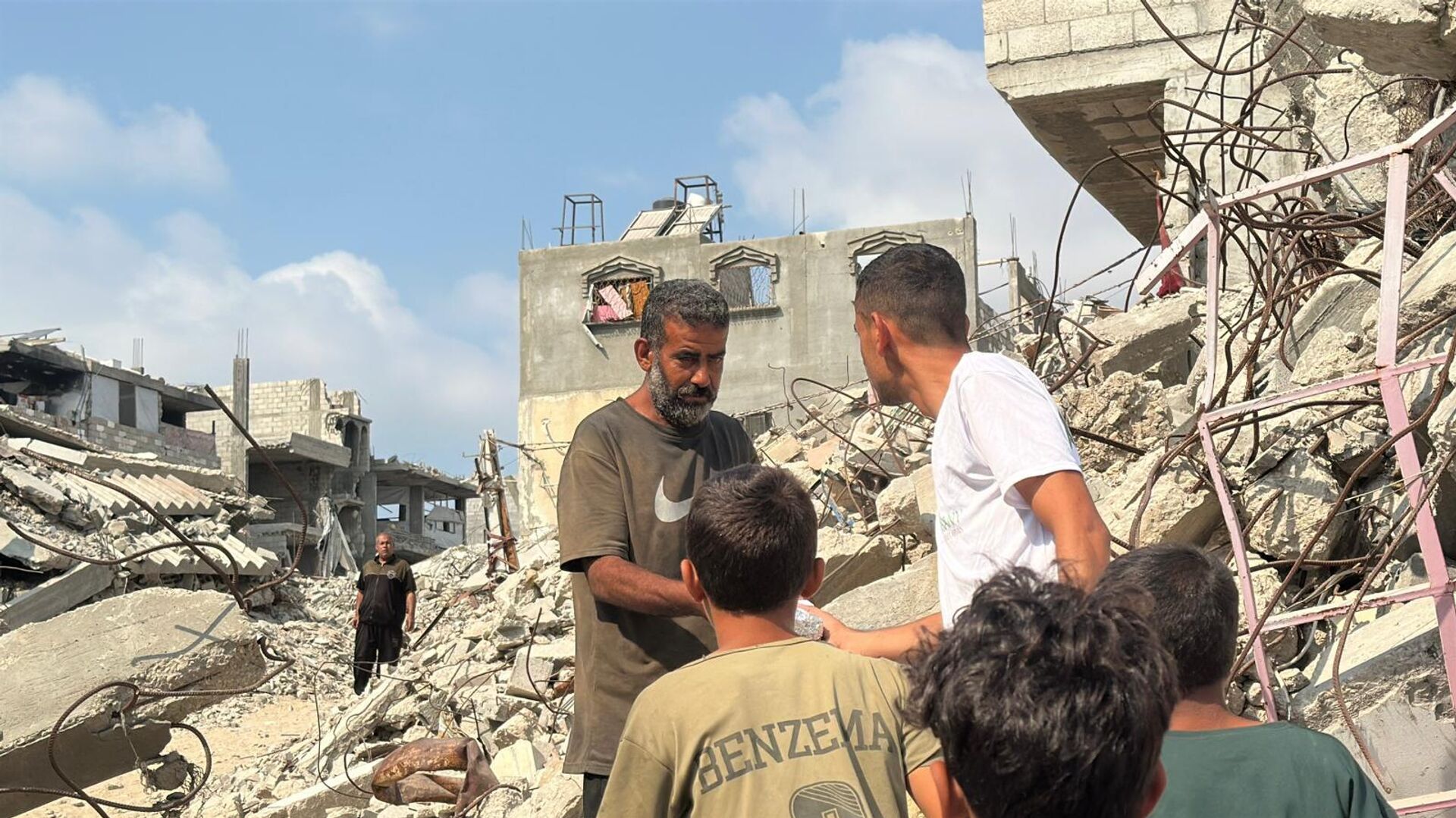 متطوعون يكافحون لتوزيع الطعام على النازحين في قطاع غزة في ظل استمرار المجاعة   - سبوتنيك عربي, 1920, 25.09.2025