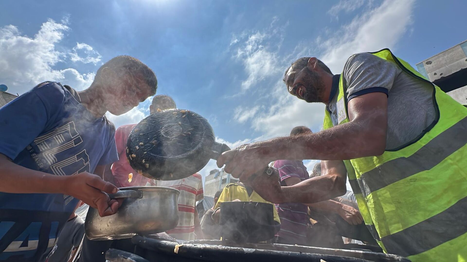 متطوعون يكافحون لتوزيع الطعام على النازحين في قطاع غزة في ظل استمرار المجاعة   - سبوتنيك عربي, 1920, 25.09.2025