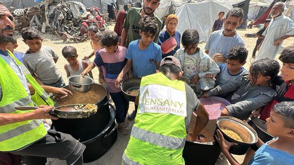متطوعون يكافحون لتوزيع الطعام على النازحين في قطاع غزة في ظل استمرار المجاعة   - سبوتنيك عربي