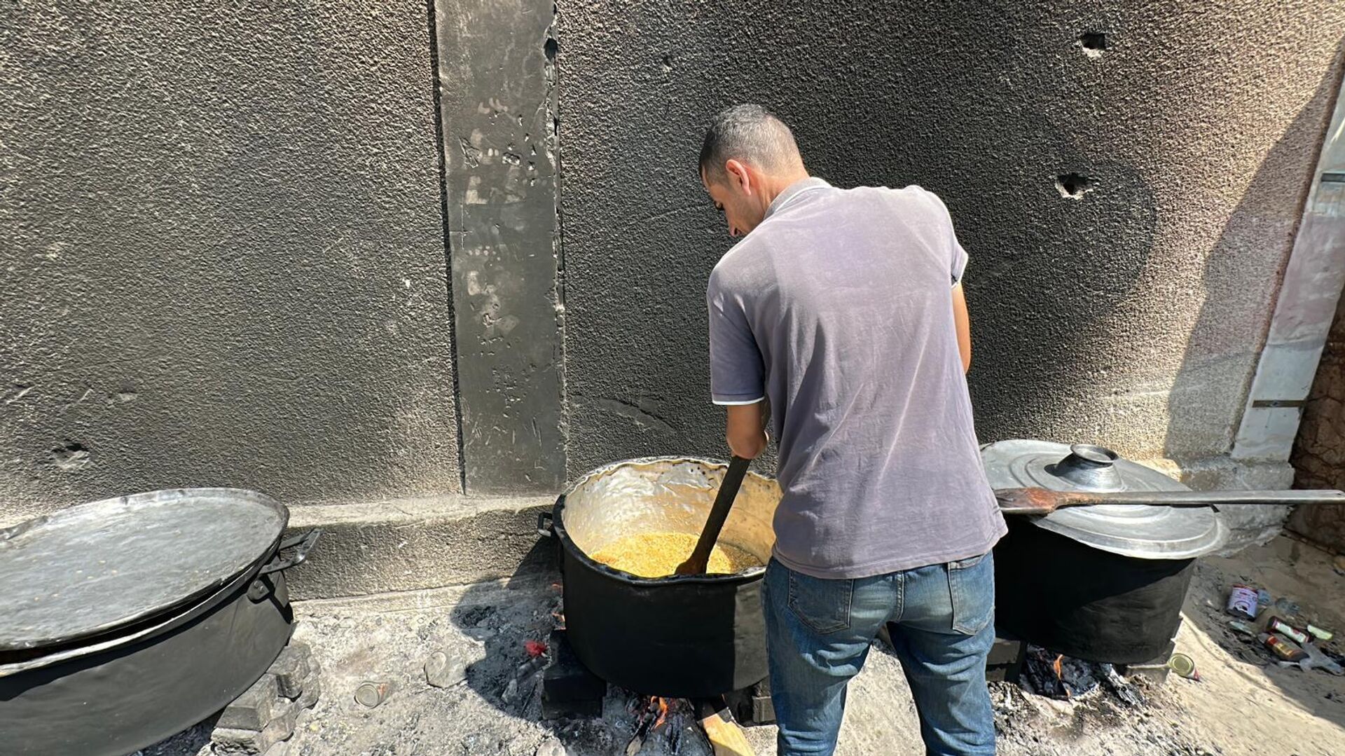 متطوعون يكافحون لتوزيع الطعام على النازحين في قطاع غزة في ظل استمرار المجاعة   - سبوتنيك عربي, 1920, 25.09.2025