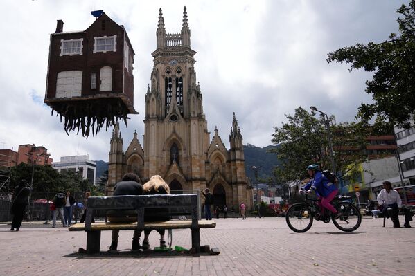 نموذج فني بعنوان &quot;مجذوف من الجذور&quot;، لمنزل تتدلى جذوره من أسفله ومعلق في الهواء، للفنان الأرجنتيني لياندرو إيرليتش، في حديقة لورديس، في بوغوتا، كولومبيا. - سبوتنيك عربي