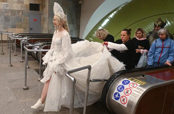 الممثلة أليسا كوت، ترتدي زيًا من فيلم &quot;حكاية القيصر سلطان&quot; في مترو موسكو.  - سبوتنيك عربي