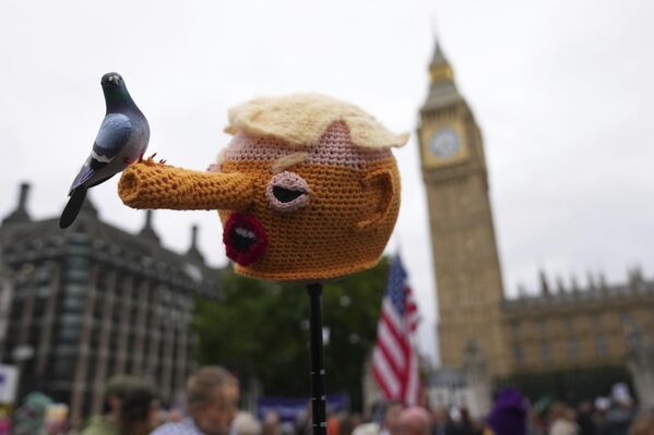 متظاهر يحمل رأس بينوكيو برتقالي اللون خلال مظاهرة ضد زيارة الرئيس دونالد ترامب إلى بريطانيا. - سبوتنيك عربي