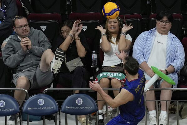 ردة فعل الجماهير أثناء اقتراب الكرة منهم خلال مباراة في بطولة العالم للكرة الطائرة للرجال 2025، في مدينة باساي، الفلبين. - سبوتنيك عربي