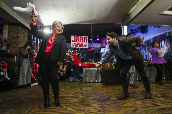 المرشحة الرئاسية جانيت جارا، تؤدي رقصة الكويكا التقليدية مع انطلاق فترة الحملة الانتخابية في سانتياغو، تشيلي. - سبوتنيك عربي