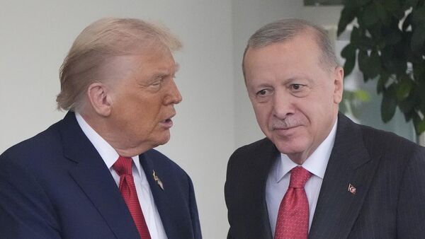 الرئيس التركي، رجب طيب أردوغان، خلال وصوله البيت الأبيض، وفي استقباله نظيره الأمريكي، دونالد ترامب، 25 سبتمبر/ أيلول 2025 - سبوتنيك عربي