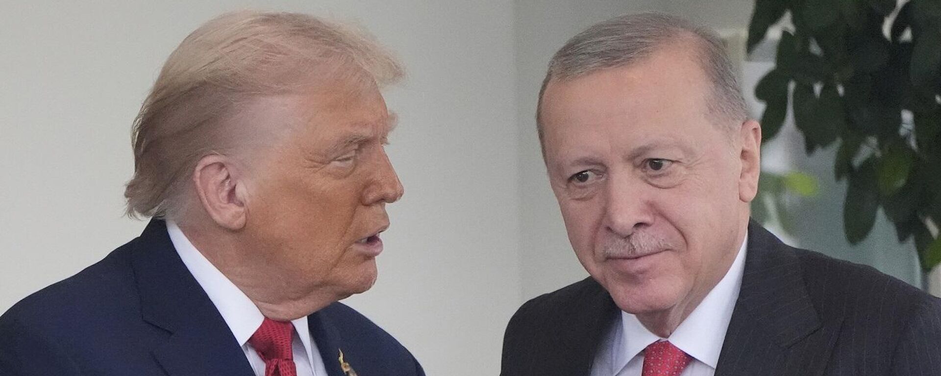 الرئيس التركي، رجب طيب أردوغان، خلال وصوله البيت الأبيض، وفي استقباله نظيره الأمريكي، دونالد ترامب، 25 سبتمبر/ أيلول 2025 - سبوتنيك عربي, 1920, 25.09.2025