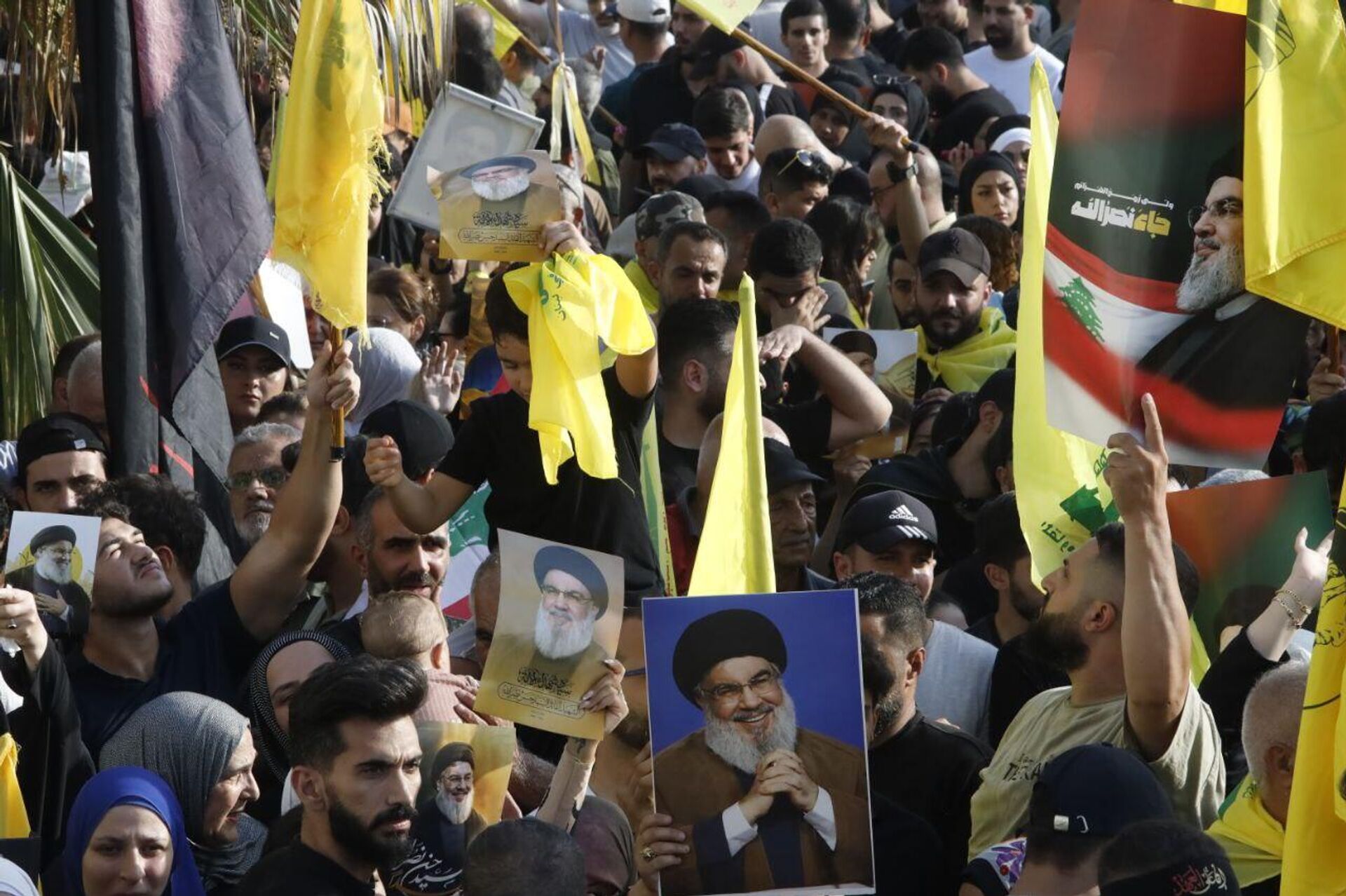 الآلاف من مناصري حزب الله يضيئون صخرة الروشة في بيروت بصور نصر الله وصفي الدين، 25 سبتمبر/ أيلول 2025 - سبوتنيك عربي, 1920, 25.09.2025