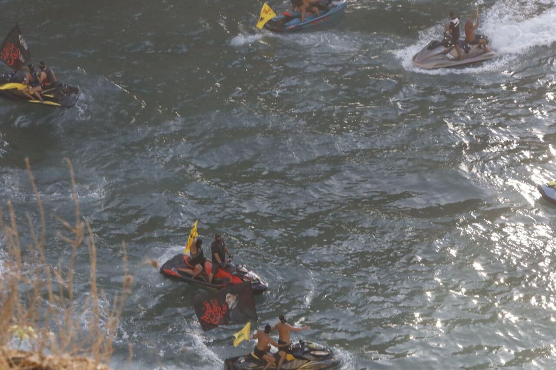 الآلاف من مناصري حزب الله يضيئون صخرة الروشة في بيروت بصور نصر الله وصفي الدين، 25 سبتمبر/ أيلول 2025 - سبوتنيك عربي, 1920, 25.09.2025