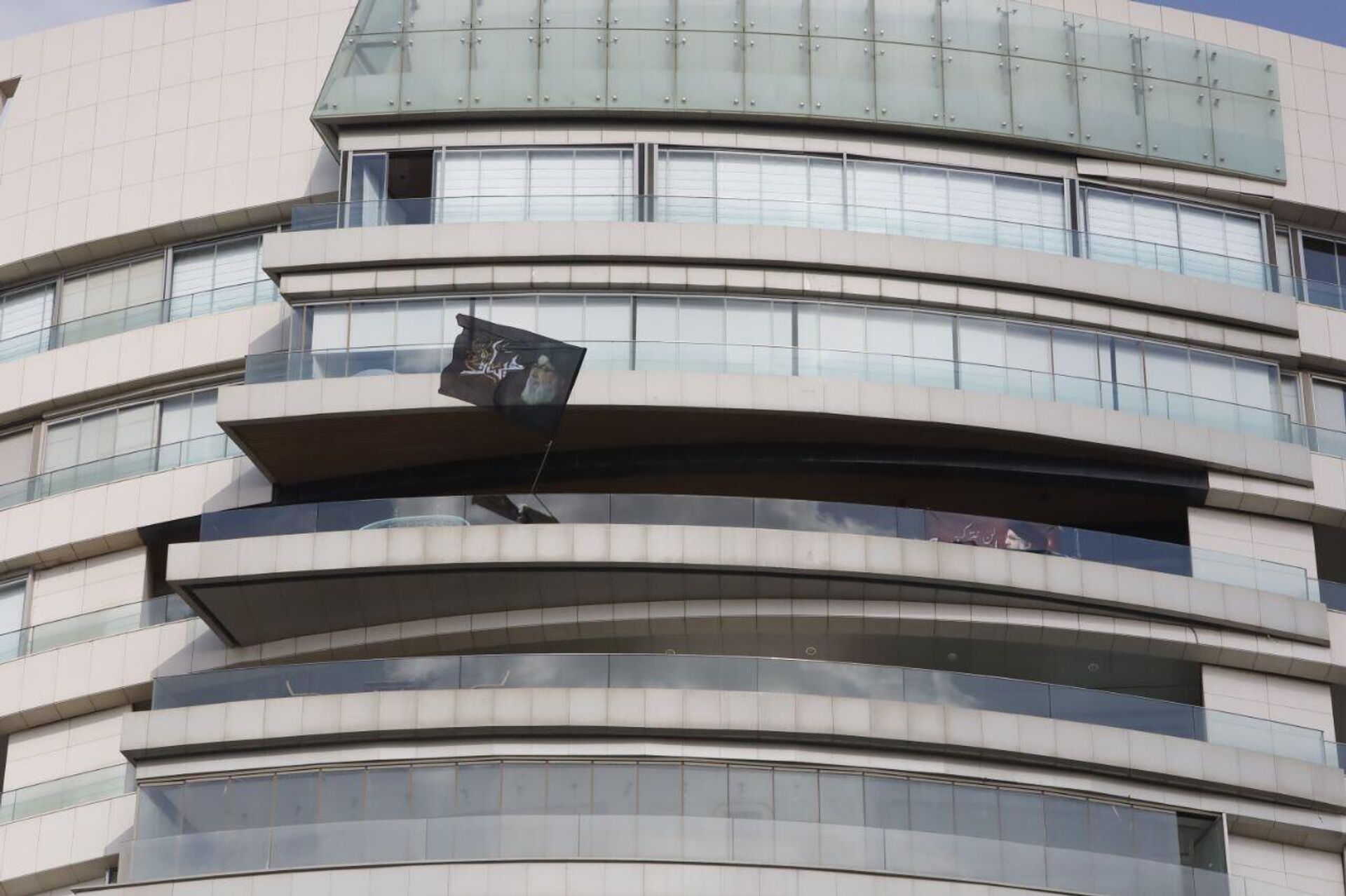 الآلاف من مناصري حزب الله يضيئون صخرة الروشة في بيروت بصور نصر الله وصفي الدين، 25 سبتمبر/ أيلول 2025 - سبوتنيك عربي, 1920, 25.09.2025