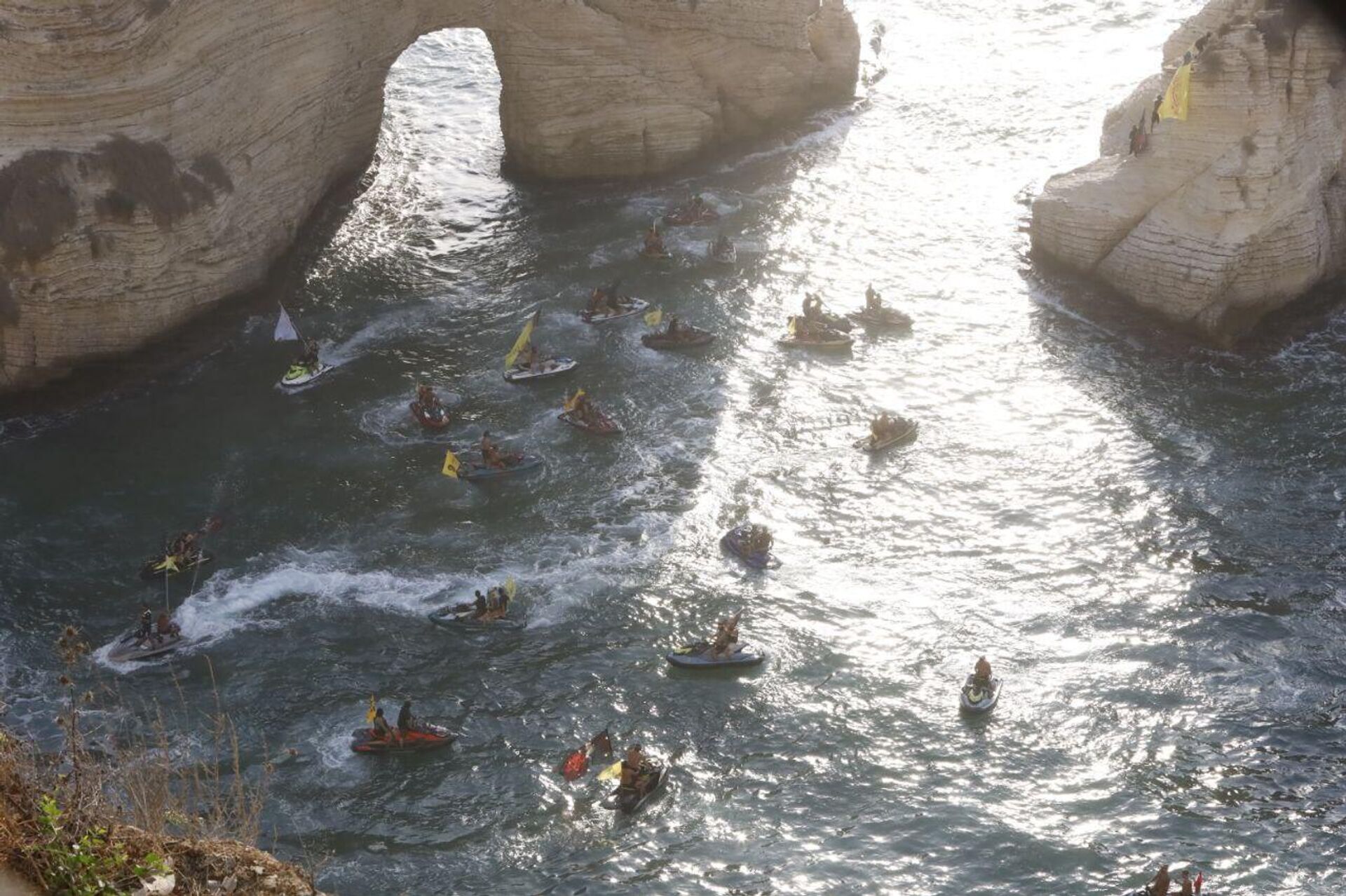 الآلاف من مناصري حزب الله يضيئون صخرة الروشة في بيروت بصور نصر الله وصفي الدين، 25 سبتمبر/ أيلول 2025 - سبوتنيك عربي, 1920, 25.09.2025