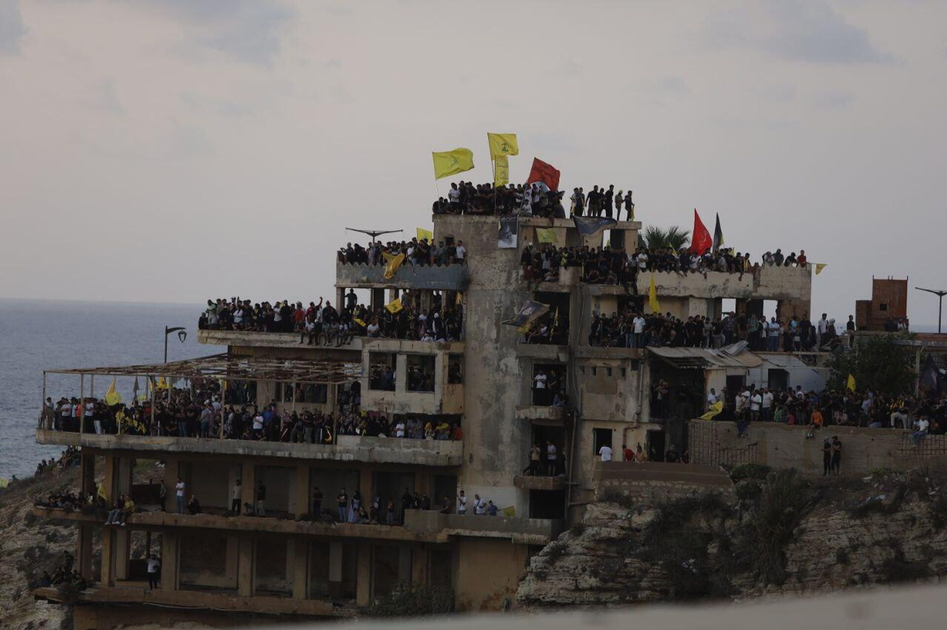 الآلاف من مناصري حزب الله يضيئون صخرة الروشة في بيروت بصور نصر الله وصفي الدين، 25 سبتمبر/ أيلول 2025 - سبوتنيك عربي, 1920, 25.09.2025