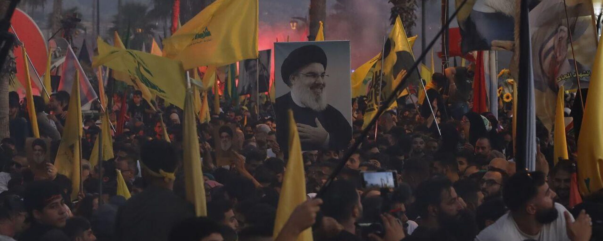 الآلاف من مناصري حزب الله يضيئون صخرة الروشة في بيروت بصور نصر الله وصفي الدين، 25 سبتمبر/ أيلول 2025 - سبوتنيك عربي, 1920, 07.11.2025