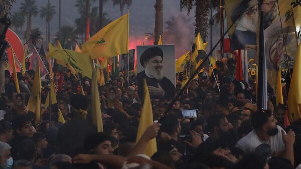 الآلاف من مناصري حزب الله يضيئون صخرة الروشة في بيروت بصور نصر الله وصفي الدين، 25 سبتمبر/ أيلول 2025 - سبوتنيك عربي