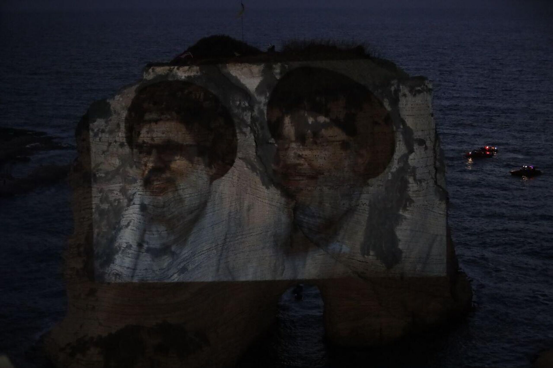 الآلاف من مناصري حزب الله يضيئون صخرة الروشة في بيروت بصور نصر الله وصفي الدين، 25 سبتمبر/ أيلول 2025 - سبوتنيك عربي, 1920, 25.09.2025