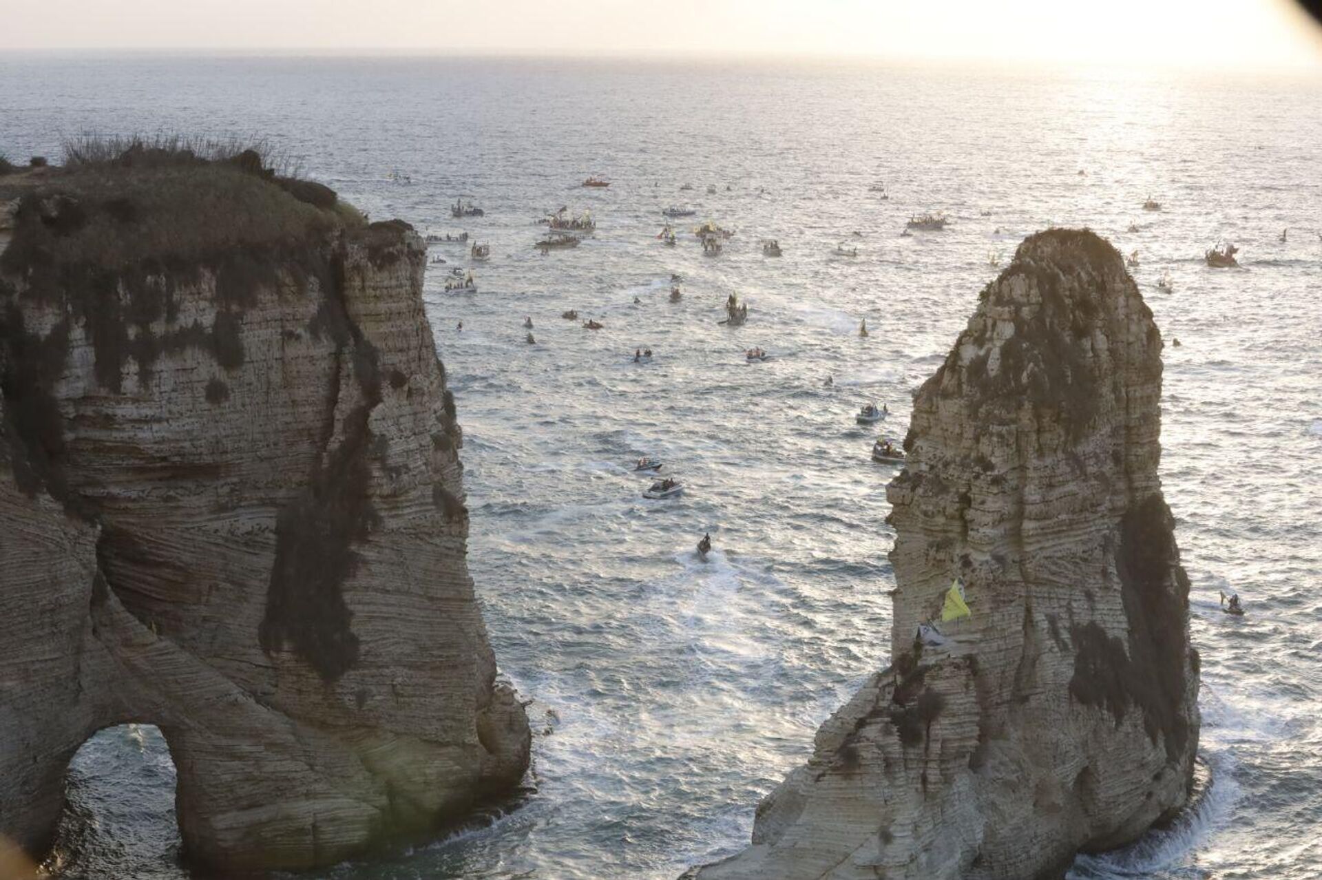 الآلاف من مناصري حزب الله يضيئون صخرة الروشة في بيروت بصور نصر الله وصفي الدين، 25 سبتمبر/ أيلول 2025 - سبوتنيك عربي, 1920, 25.09.2025