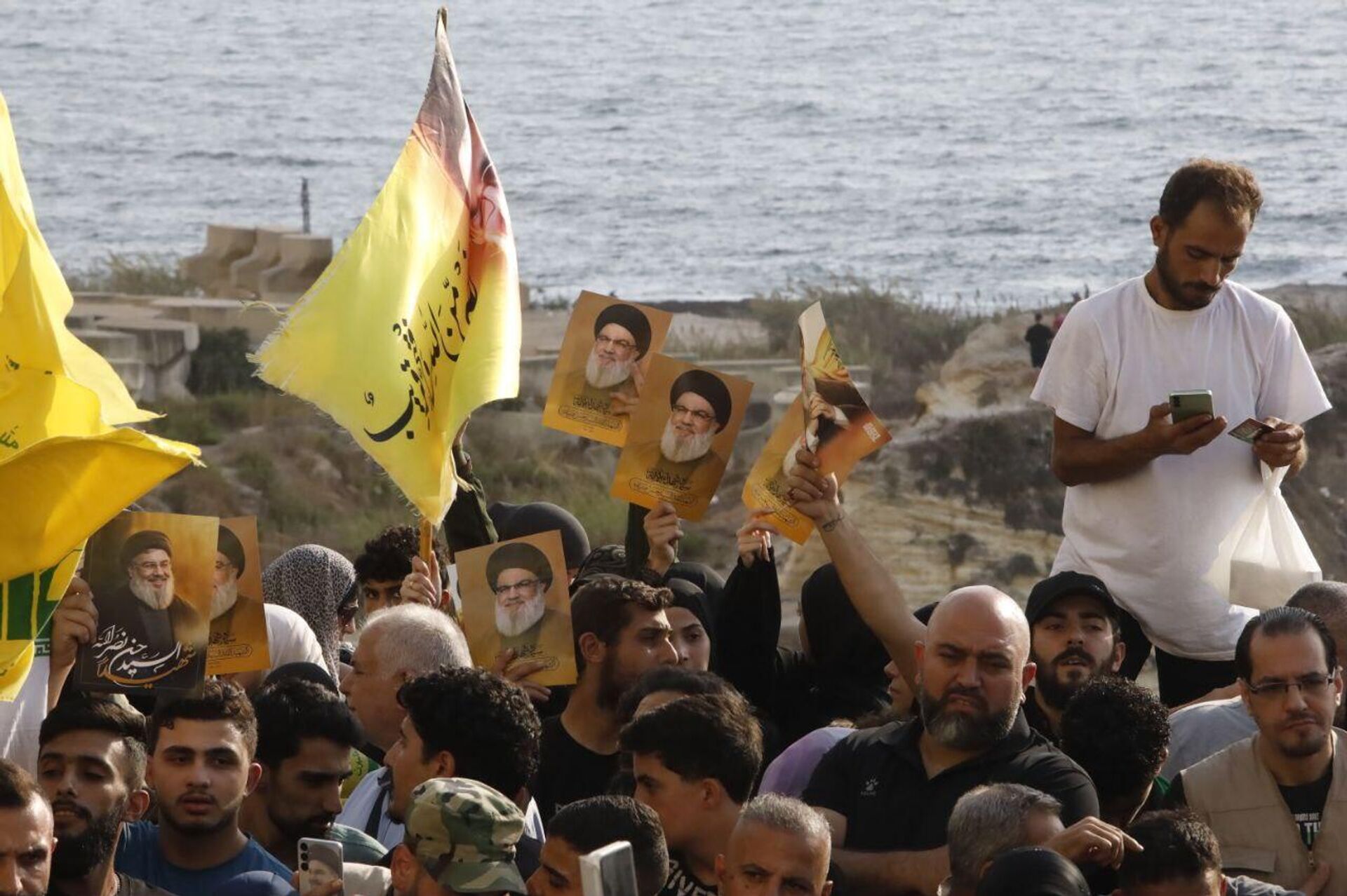 الآلاف من مناصري حزب الله يضيئون صخرة الروشة في بيروت بصور نصر الله وصفي الدين، 25 سبتمبر/ أيلول 2025 - سبوتنيك عربي, 1920, 25.09.2025