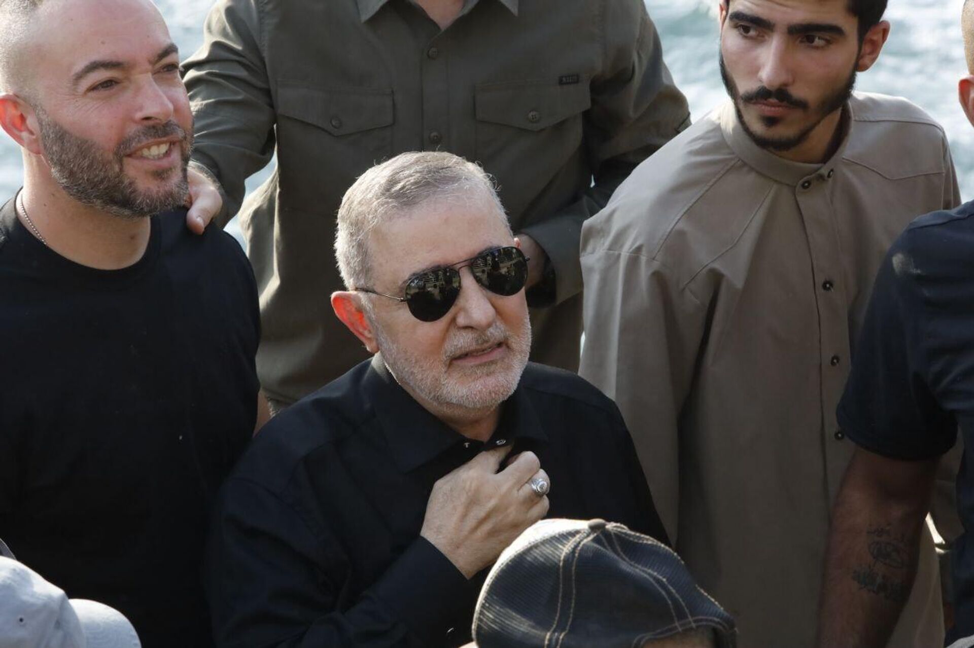 رئيس لجنة الارتباط والتنسيق في حزب الله، وفيق صفا، ضمن المشاركين في إضاءة صخرة الروشة في بيروت بصور نصر الله وصفي الدين، 25 سبتمبر/ أيلول 2025 - سبوتنيك عربي, 1920, 25.09.2025