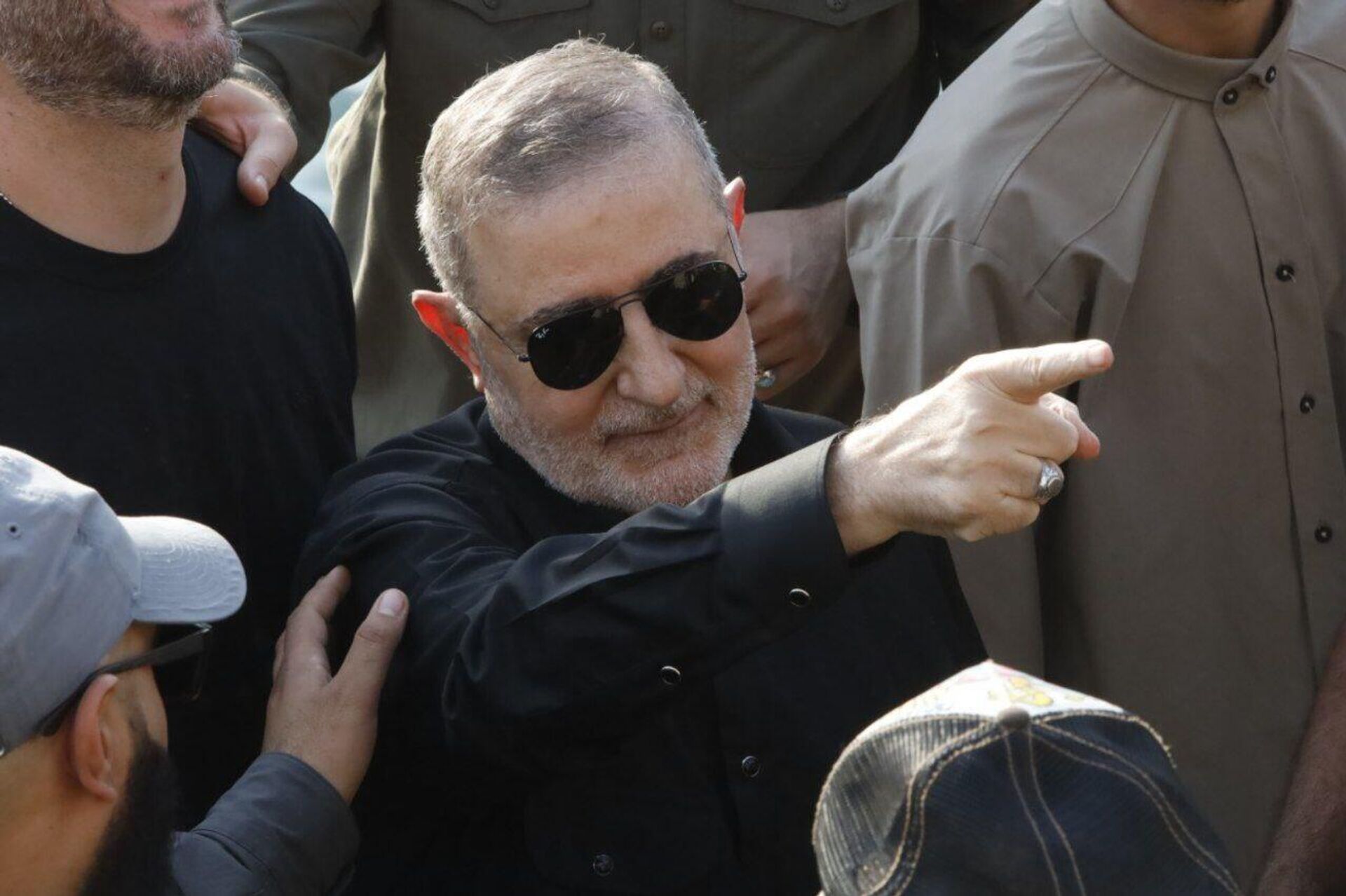 رئيس لجنة الارتباط والتنسيق في حزب الله، وفيق صفا، ضمن المشاركين في إضاءة صخرة الروشة في بيروت بصور نصر الله وصفي الدين، 25 سبتمبر/ أيلول 2025 - سبوتنيك عربي, 1920, 25.09.2025