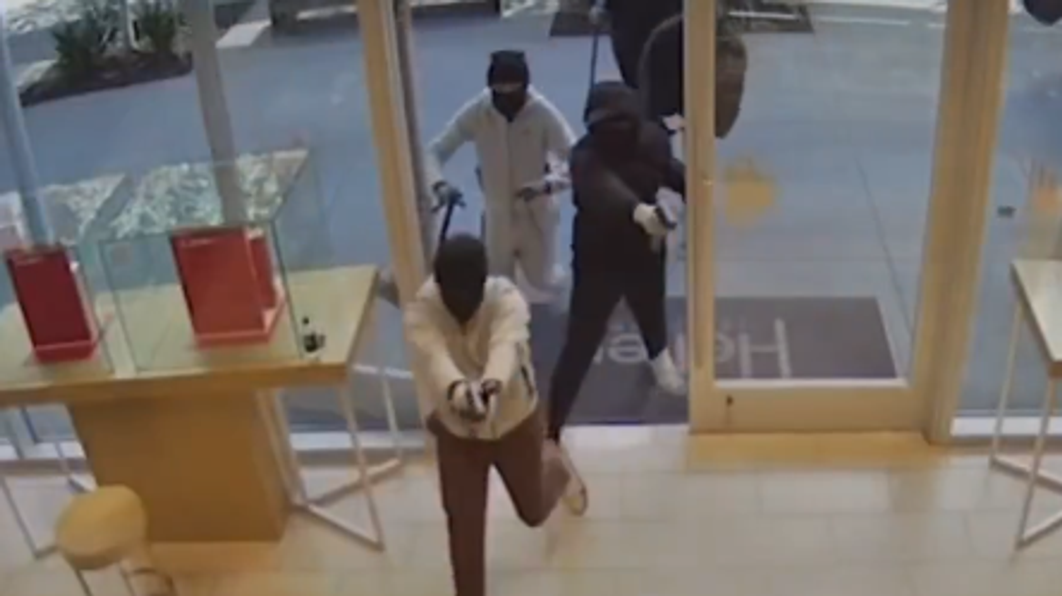 اقتحام عصابة لمتجر مجوهرات شهير في أمريكا... فيديو